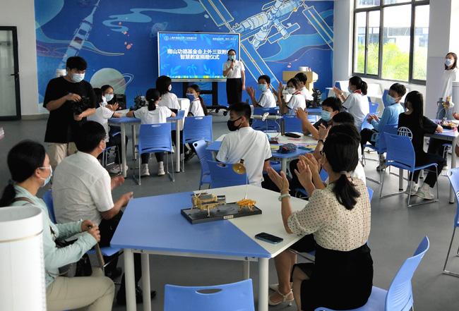 海南三亚南山功德基金会向上海外国语大学三亚附属中学捐赠价值60余万元的人工智能教学设备