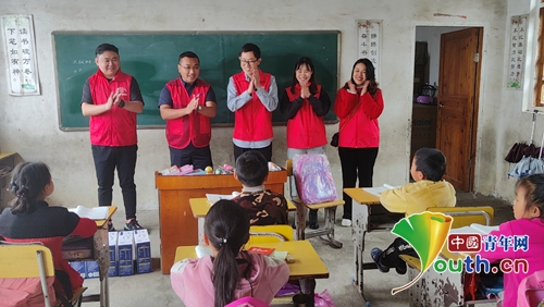 广西桂林青年志愿者走进灵川县教学点开展普法宣传